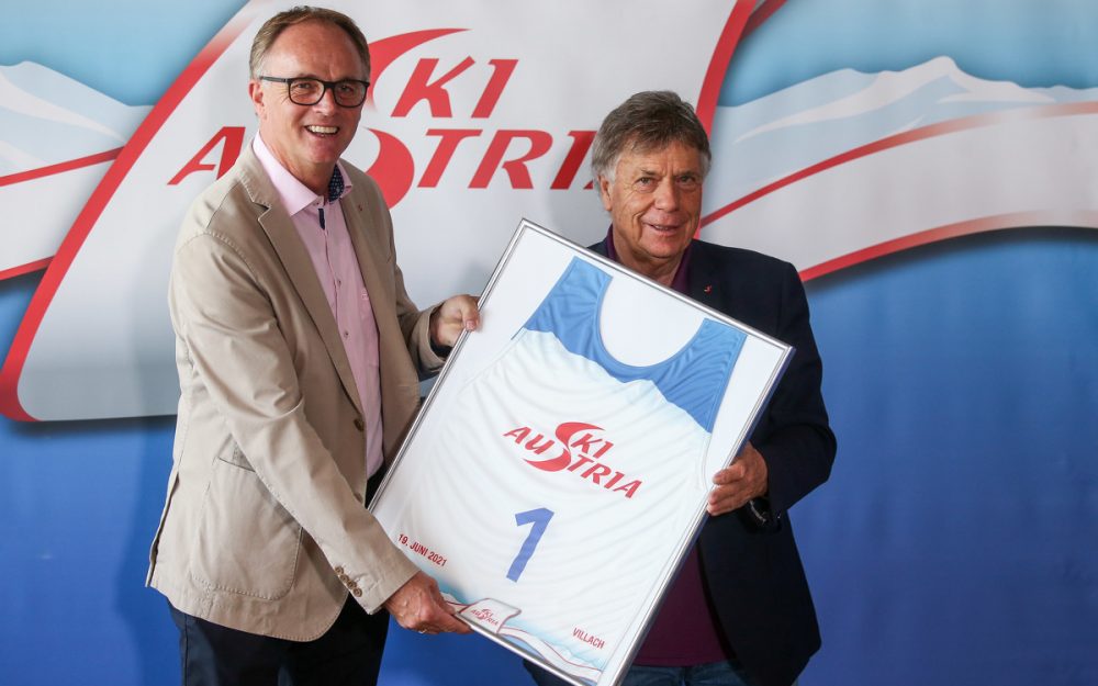 Peter Schröcksnadel (rechts) übergibt seinem Nachfolger Karl Schmidhofer eine Startnummer mit der Nummer 1.  – Foto: GEPA pictures