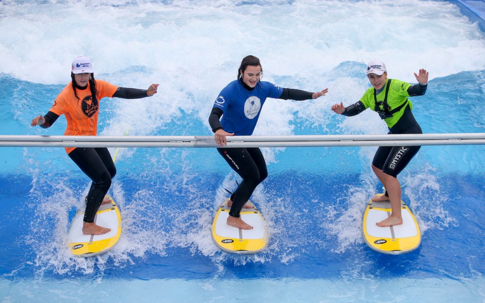 Stephanie Venier, Ramona Siebenhofer und Nicole Schmidhofer beim Surf-Spass. – Foto: GEPA pictures