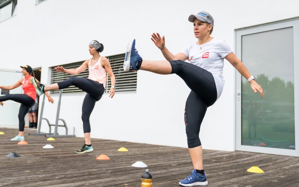 Die ÖSV-Fahrerinnen holen Schwung Nicole Schmidhofer, Mirjam Puchner und Stephanie Venier (von rechts) beim Aufwärmen. – Foto: GEPA pictures