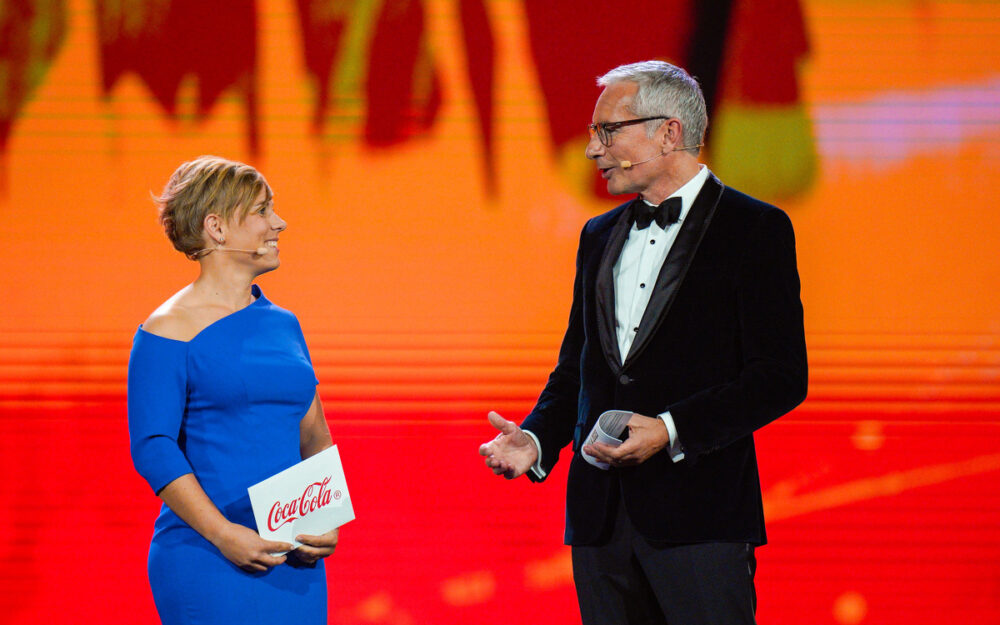 Nicole Schmidhofer schnappt sich die Helmkamera Nicole Schmidhofer mit ORF-Mann Rainer Pariasek anlässlich der Sporthilfe-Gala vom 12. Oktober. – Foto: GEPA pictures