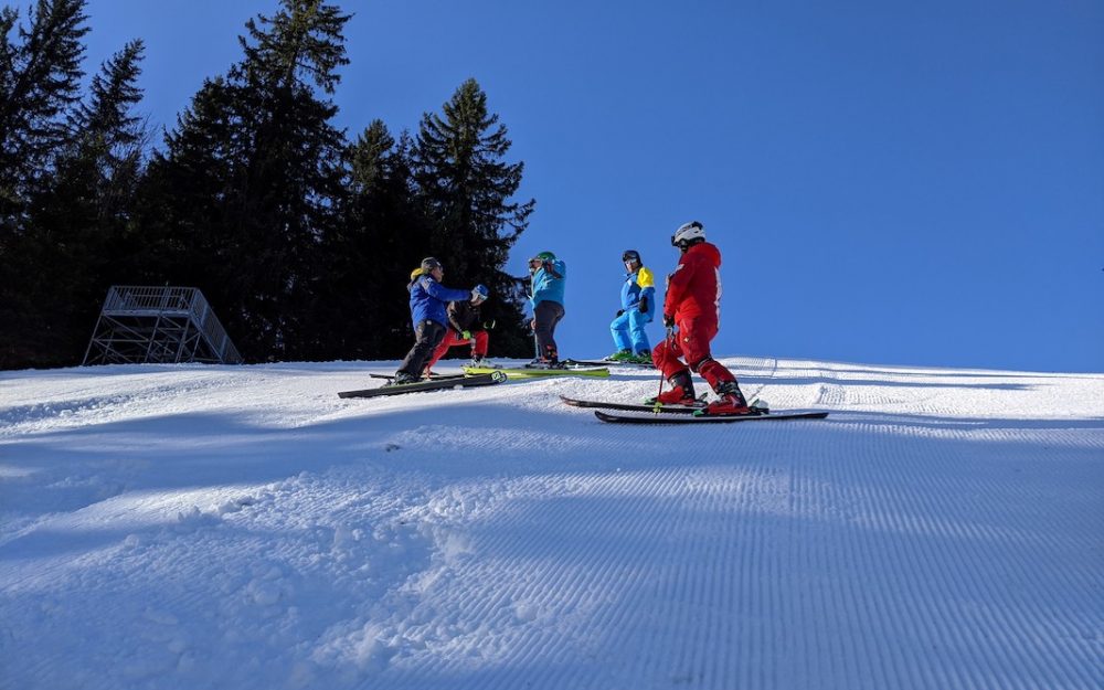 Organisatoren und FIS-Inspektoren nehmen die Piste am Chuenisbärgli unter die Lupe. – Foto: Skiweltcup-Adelboden AG