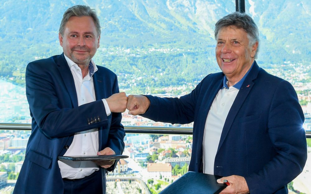 Der ORF überträgt mindestens bis 2026/27 ORF-Generaldirektor Alexander Wrabetz und ÖSV-Präsident Peter Schröcksnadel nach der Vertragsunterzeichnung. – Foto: zvg / Erich Spiess