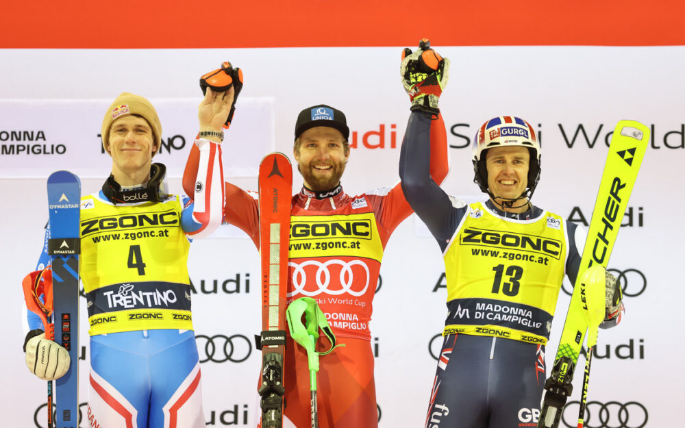 Marco Schwarz schnappt sich mit Sieg die Führung im Weltcup Clement Noel, Marco Schwarz und Dave Ryding (v.l.) bei der letzten Weltcup-Siegerehrung vor der kurzen Weihnachtspause. – Foto: GEPA pictures