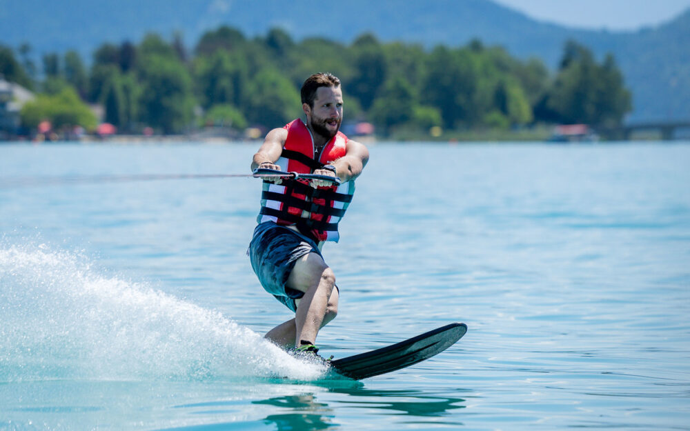 Die Österreicher suchten Abkühlung auf Wasser und Eis Marco Schwarz beim Wasserski auf dem Wörthersee. – Foto: GEPA pictures