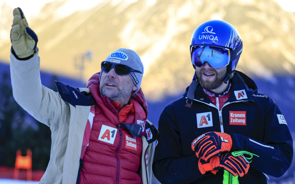 Marco Schwarz (rechts) im Gespräch mit Cheftrainer Marko Pfeifer. – Foto: GEPA pictures