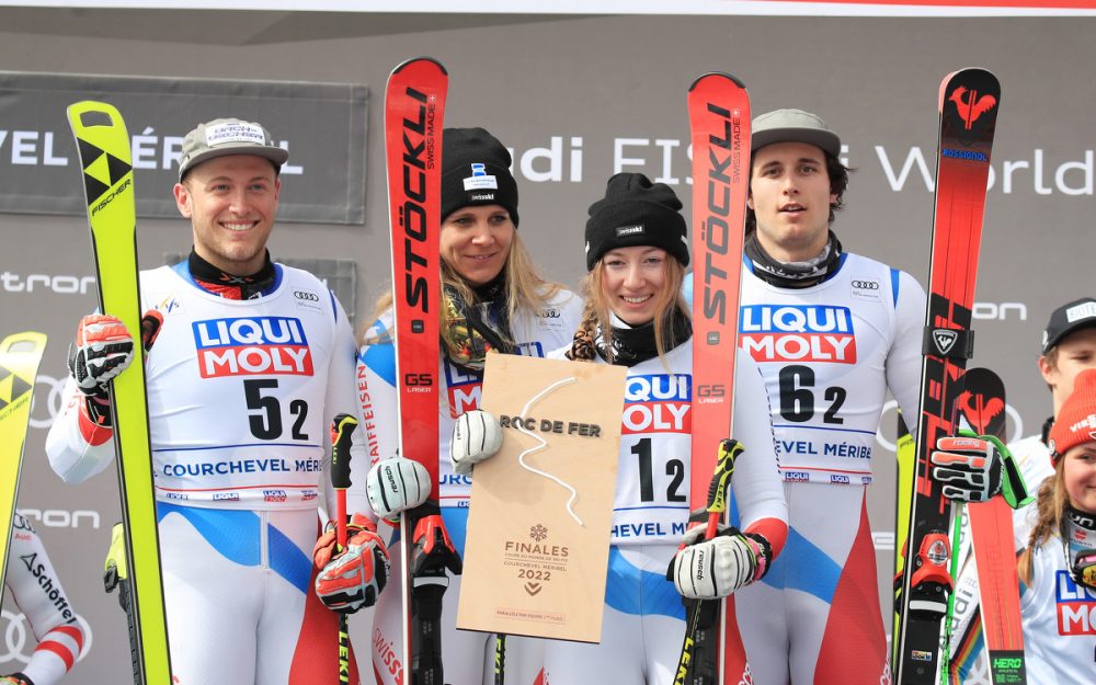 Fadri Janutin, Andrea Ellenberger, Delphine Darbellay und Livio Simonet (v.l.) gewinnen den Team-Event in Meribel. – Foto: GEPA pictures