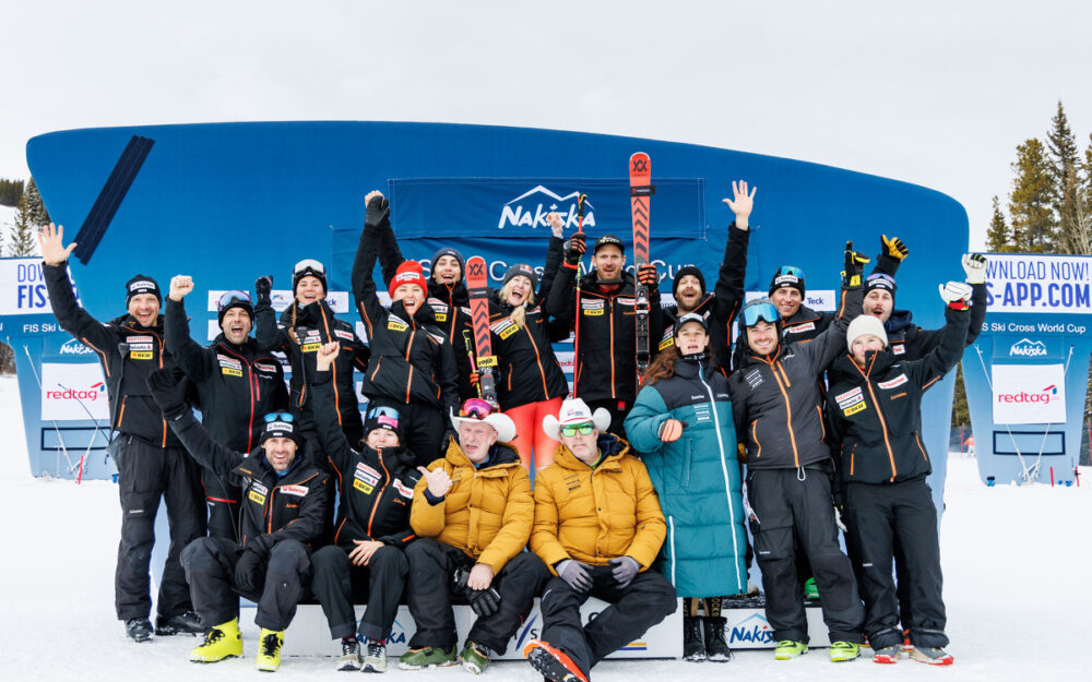 Skicross: Jonas Lenherr holt in Nakiska seinen fünften Weltcupsieg Die Schweizer Skicross Delegation in Nakiska. – Foto: GEPA pictures