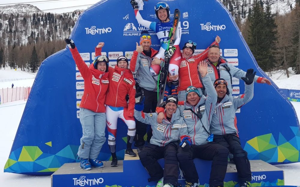 Freude beim Schweizer Team über ihre eben von Lindy Etzensperger gewonnene Bronzemedaille. – Foto: Swiss Ski
