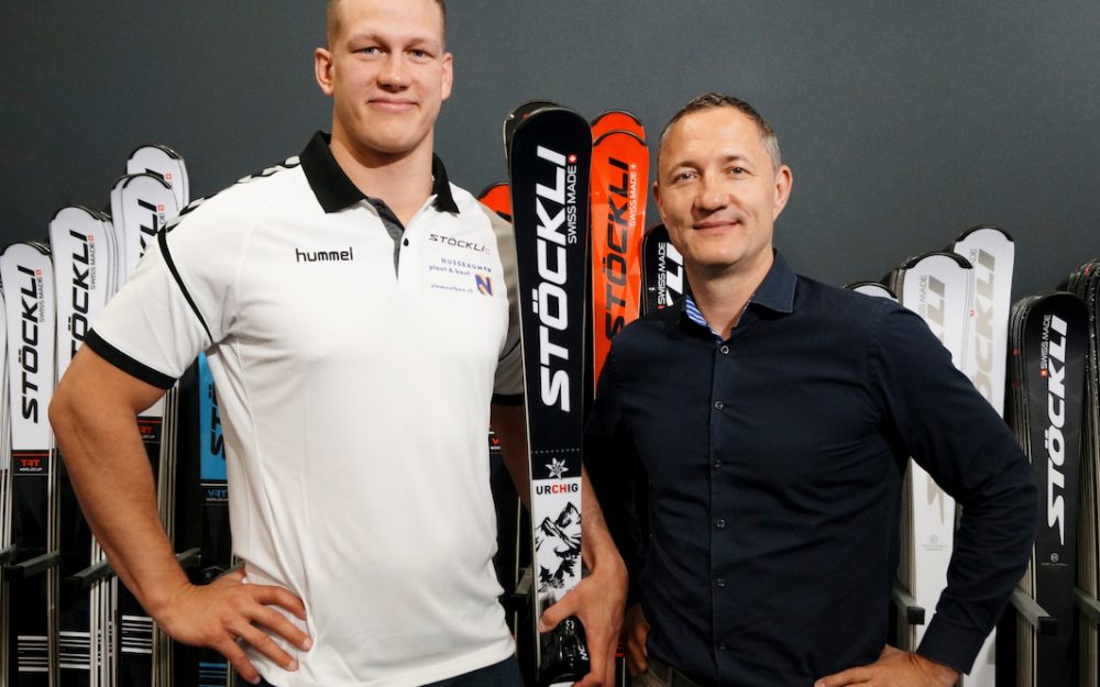 Der Zuger Schwinger Pirmin Reichmuth (links) mit Stöckli-CEO Marc Gläser. – Foto: zvg Stöckli Swiss Sports AG