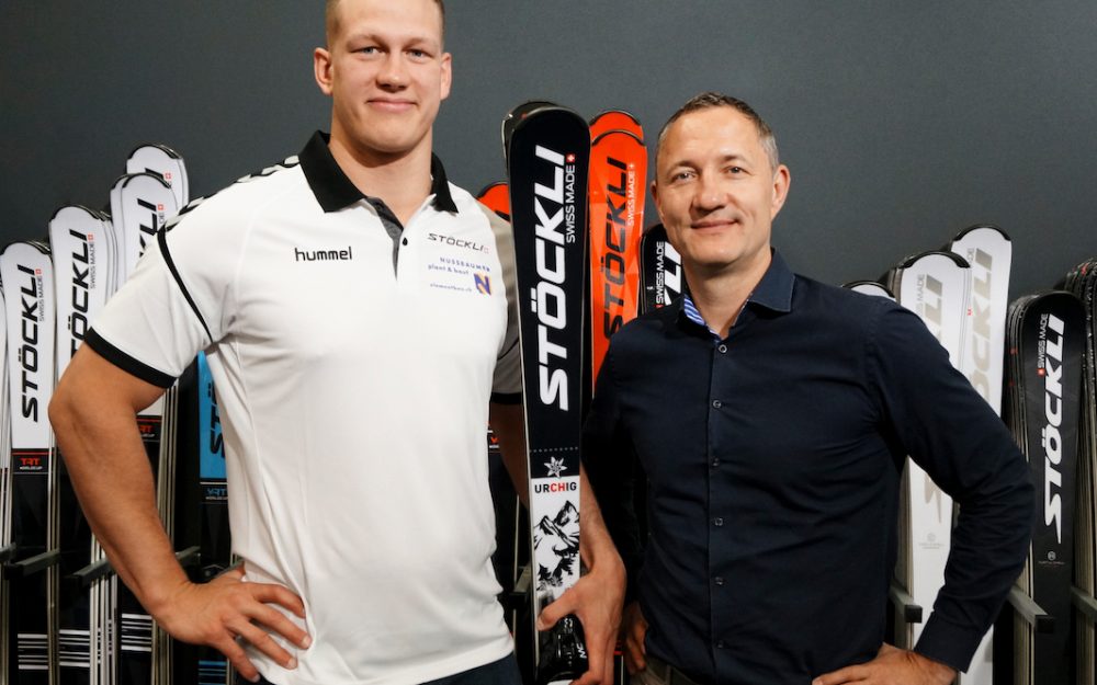 Stöckli bringt einen Schwinger-Ski auf den Markt Der Zuger Schwinger Pirmin Reichmuth (links) mit Stöckli-CEO Marc Gläser. – Foto: zvg Stöckli Swiss Sports AG