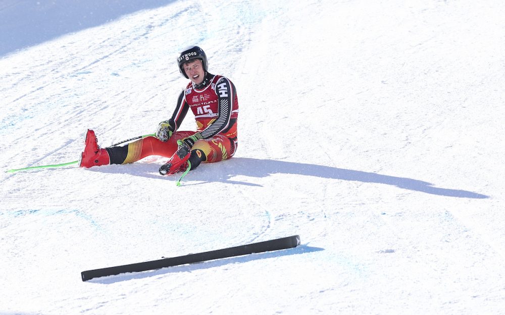 Brodie Seger sitzt nach seinem Sturz von Val d'Isère im Schnee. – Foto: GEPA pictures