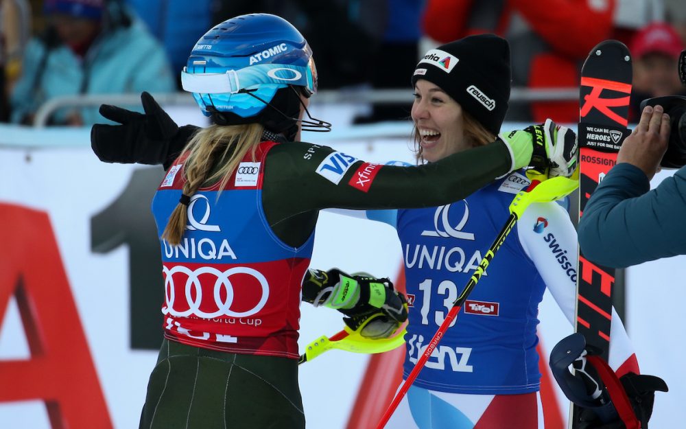 Michelle Gisin holt sich in Lienz ihren ersten Slalom-Podestplatz und die Gratulation von Siegerin Mikaela Shiffrin ab. – Foto: GEPA pictures