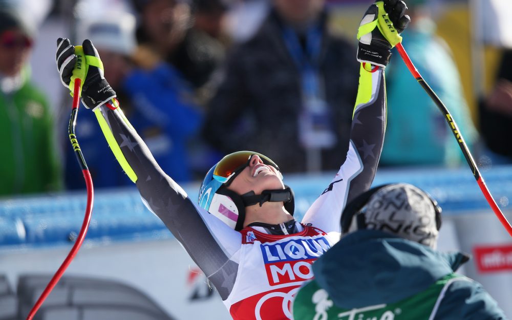 Jubel bei Mikaela Shiffrin – bittere Tränen bei Lindsey Vonn Erste im Ziel – Mikaela Shiffrin jubelt nach ihrer Fahrt über den 54. Weltcup-Sieg. – Foto: GEPA pictures