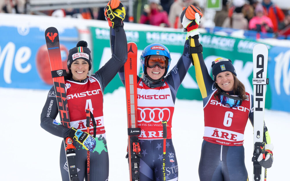 Geschafft – Mikaela Shiffrin (Mitte) hat jetzt 86 Weltcup-Siege auf dem Konto. Federica Brignone (links) und Sara Hector freuen sich mit. – Foto: GEPA pictures