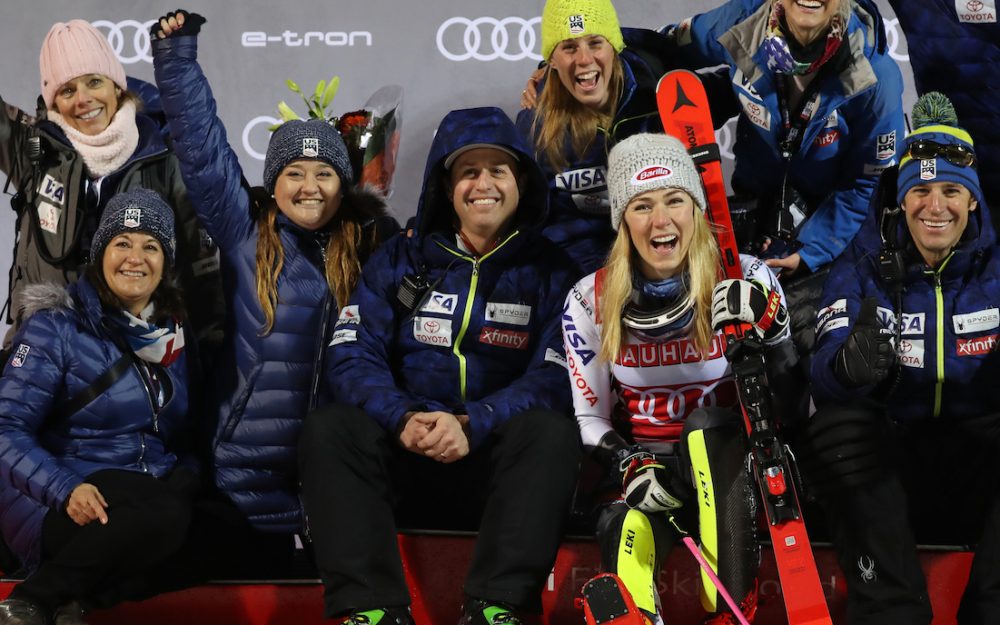 Freude bei Mikaela Shiffrin und ihrem Team: der Sieg von Stockholm will gefeiert werden. – Foto: GEPA pictures