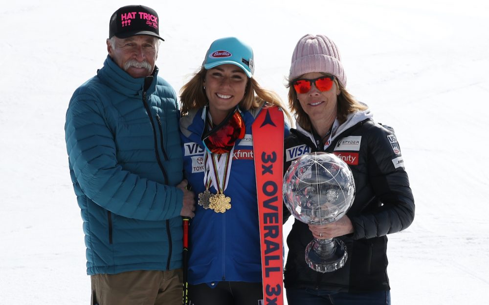 Mutter Shiffrin zieht sich etwas zurück Mikaela Shiffrin mit den Eltern Jeff und Eileen. – Foto: GEPA pictures