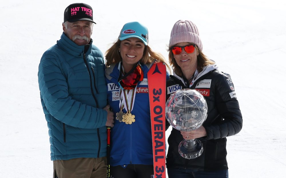 Mikaela Shiffrin mit den Eltern Jeff und Eileen. – Foto: GEPA pictures