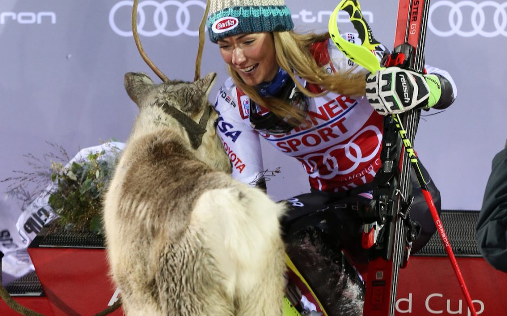 Mikaela Shiffrin hat zum 33. Mal einen Weltcup-Slalom und dazu noch "Mr. Gru", das Rentier, gewonnen. – Foto: GEPA pictures