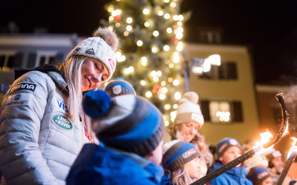 Mikaela Shiffrin greift nach dem Slalom-Hattrick 2019/20 Hat das Lächeln am Samstag in Lienz wieder gefunden: Mikaela Shiffrin. – Foto: GEPA pictures