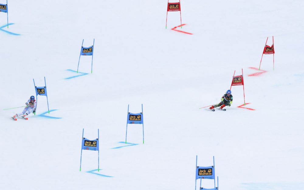 Mikaela Shiffrin setzt sich in der Parallel-Quali durch Petra Vlhova (links) und Mikaela Shiffrin beim Direktduell in der Parallel-Qualifikation. – Foto: GEPA pictures