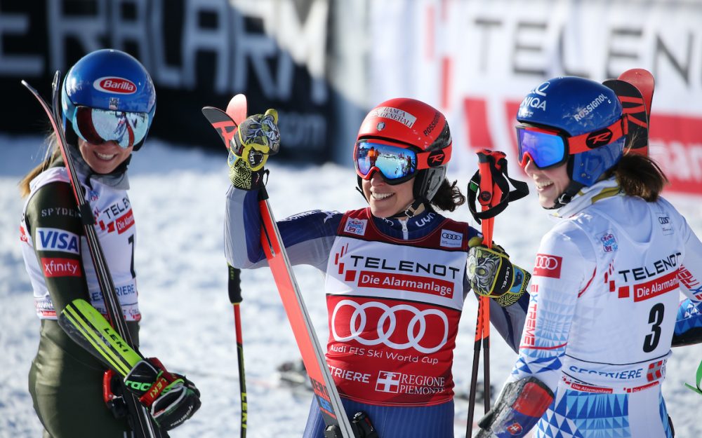 Eine einzige Hundertstelsekunde hat entschieden: Mikaela Shiffrin (links) wird Dritte, Federica Brignone (Mitte) und Petra Vlhova teilen sich den Sieg. – Foto: GEPA pictures