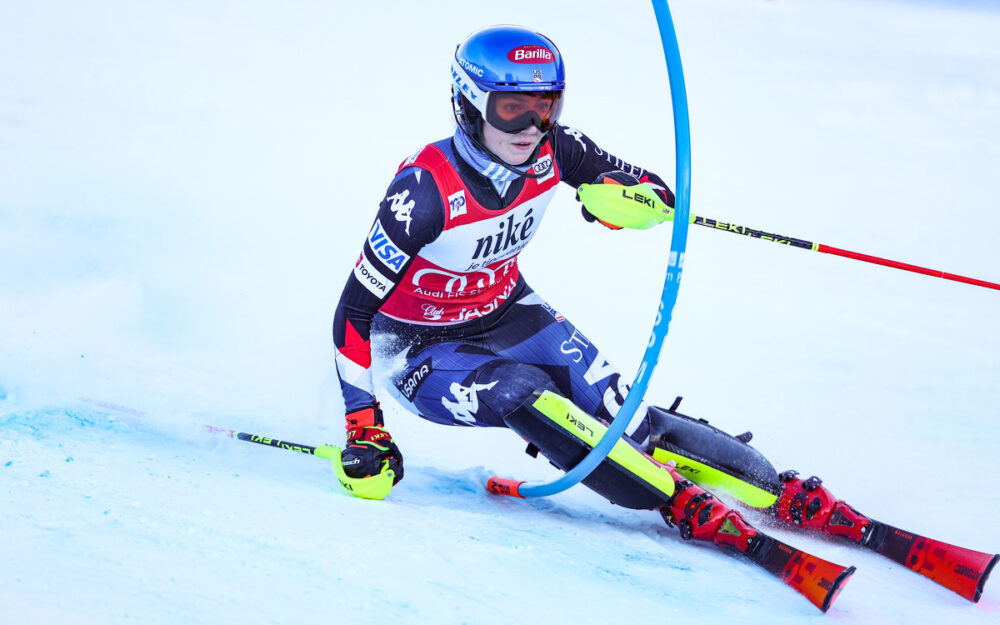 Mikaela Shiffrin voraus, drei Schweizerinnen in den Top-7 Sie war wieder einmal die Schnellste im 1. Lauf: Mikaela Shiffrin führt im Weltcup-Slalom von Jasna klar. – Foto: GEPA pictures