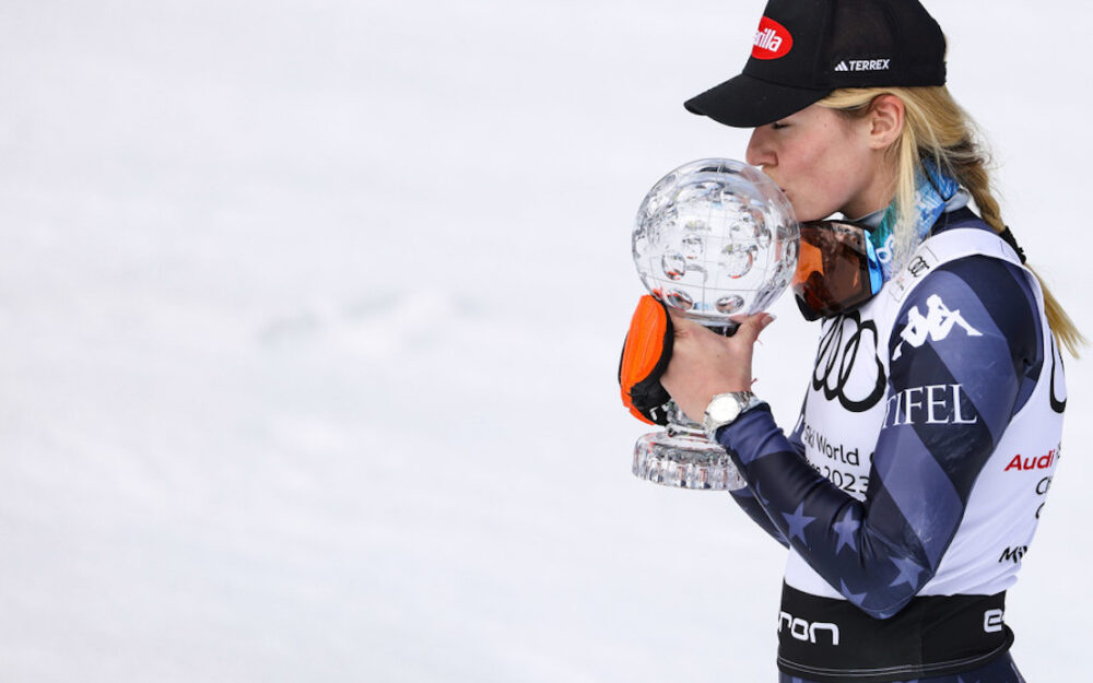 Mikaela Shiffrin mit dem Kuss für die Riesenslalom-Kristallkugel. – Foto: GEPA pictures