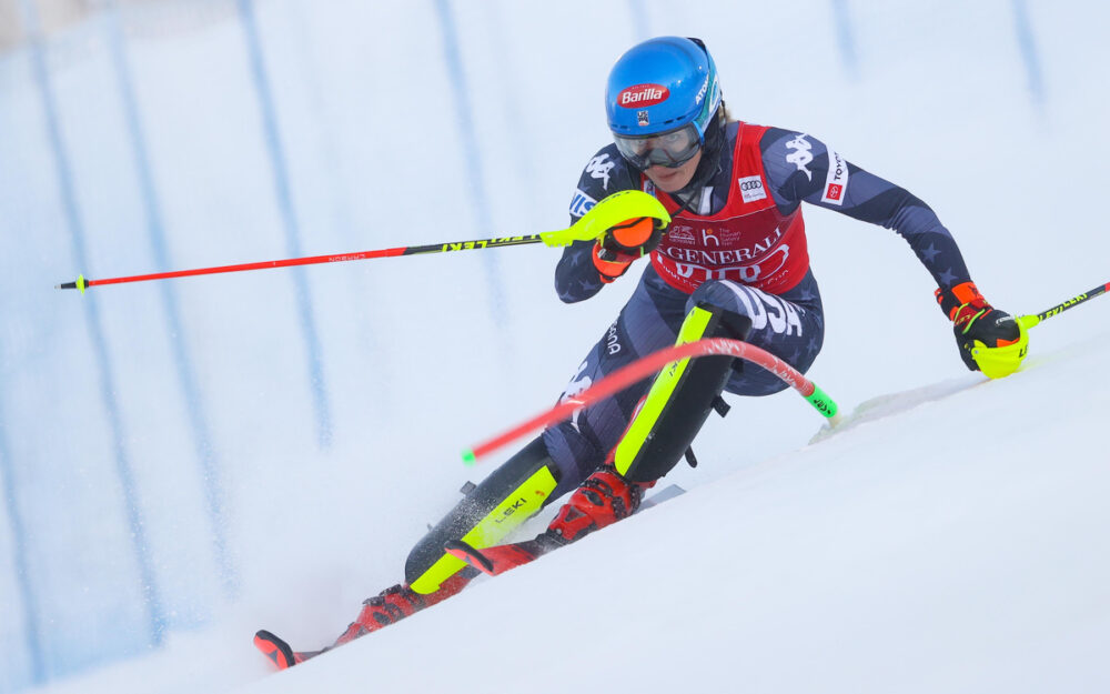 Mikaela Shiffrin grüsst nach Lauf 1 von der Spitze Mikaela Shiffrin unterwegs zur Bestzeit. – Foto: GEPA pictures