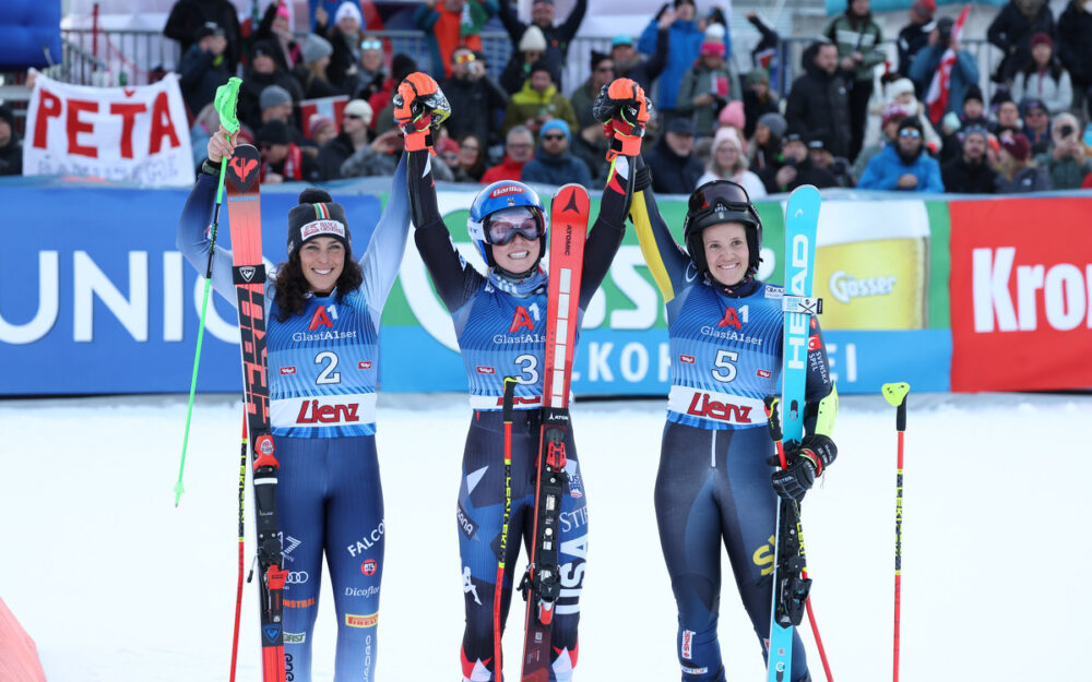 Der 92. Weltcup-Sieg ist in trockenen Tüchern: Mikaela Shiffrin (Mitte) gewinnt den Riesenslalom von Lienz vor Federica Brignone (links) und Sara Hector. – Foto: GEPA pictures