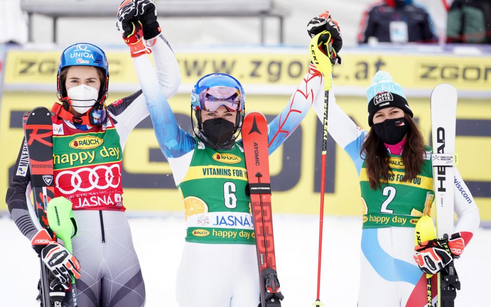 Mikaela Shiffrin (Mitte)holt sich beim Slalom von Jasna den 69. Weltcup-Sieg vor Petra Vlhova (links) und Wendy Holdener (rechts). – Foto: GEPA pictures