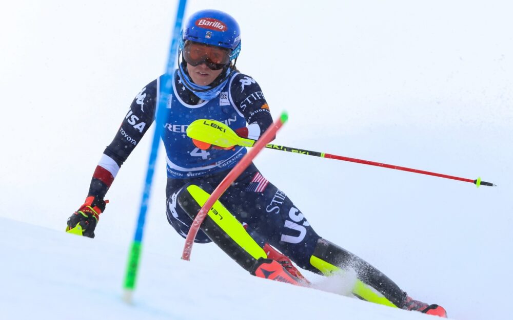Mikaela Shiffrin, die heute ihren 100. Weltcup-Sieg realisieren könnte, liegt beim Slalom von Sestriere in Führung. – Foto: GEPA pictures