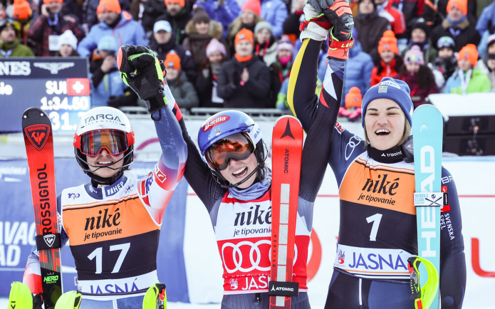 Jetzt fehlen Mikaela Shiffrin noch fünf Siege zum „Hunderter“ Zrinka Ljutic, Mikaela Shiffrin und Anna Swenn Larsson stellen sich den Fotografen für das Bild der Top-3 von Jasna. – Foto: GEPA pictures