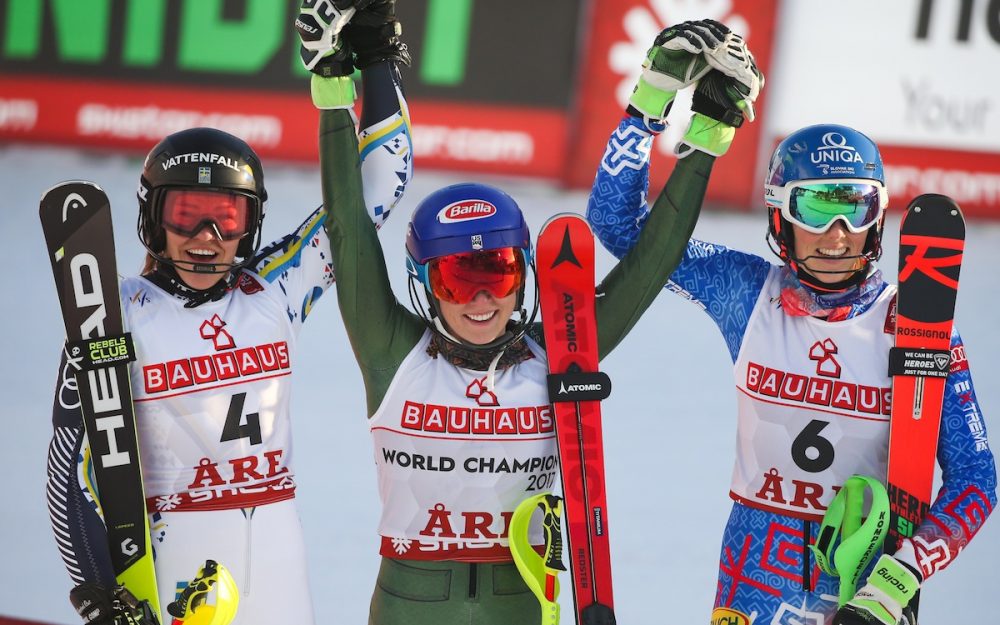 Anna Swenn Larsson, Mikaela Shiffrin und Petra Vlhova freuen sich über die Medaillen, die ihnen bald überreicht werden. – Foto: GEPA pictures