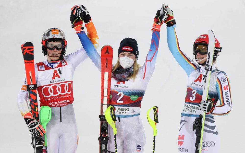 Mikaela Shiffrin darf sich über den 47. Weltcup-Sieg im Slalom freuen. Links Petra Vlhova, rechts Lena Dürr. – Foto: GEPA pictures