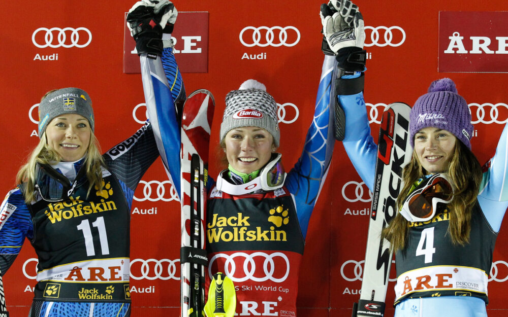 Mikaela Shiffrins letzter Schritt zum „Hunderter“ 20. Dezember 2012: Mikaela Shiffrin gewinnt vor Frida Hansdotter (links) und Tina Maze (rechts) ihr erstes Weltcup-Rennen. – Fotos: GEPA pictures