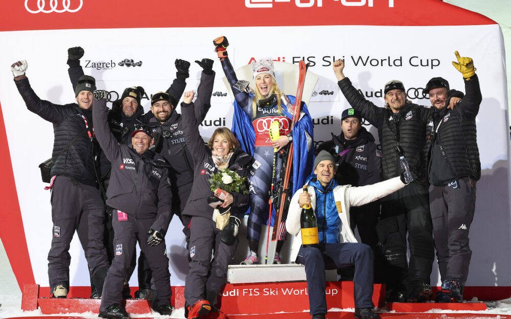 Die gekrönte Mikaela Shiffrin und ihr Team feiern den 81. Weltcup-Sieg. – Foto: GEPA pictures