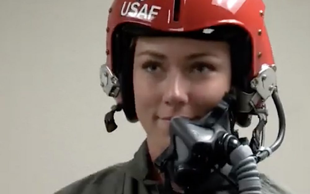 Für einmal ein etwas anderer Helm: Mikaela Shiffrin vor ihrem Einsatz mit der "Thunderbirds"-Flugstaffel. – Foto: screenshot