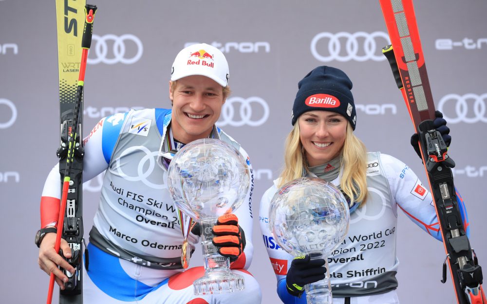 Marco Odermatt und Mikaela Shiffrin mit ihren Trophäen. – Foto: GEPA pictures