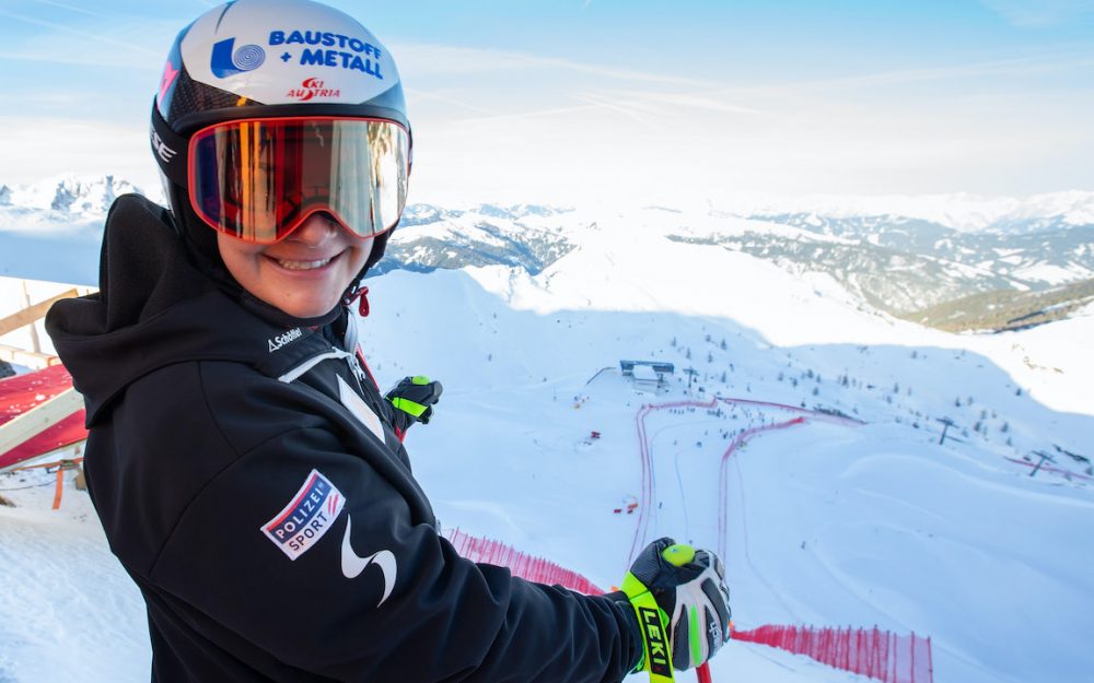 Ramona Siebenhofer im Startbereich der Abfahrtspiste von Altenmarkt-Zauchensee. – Foto: GEPA pictures