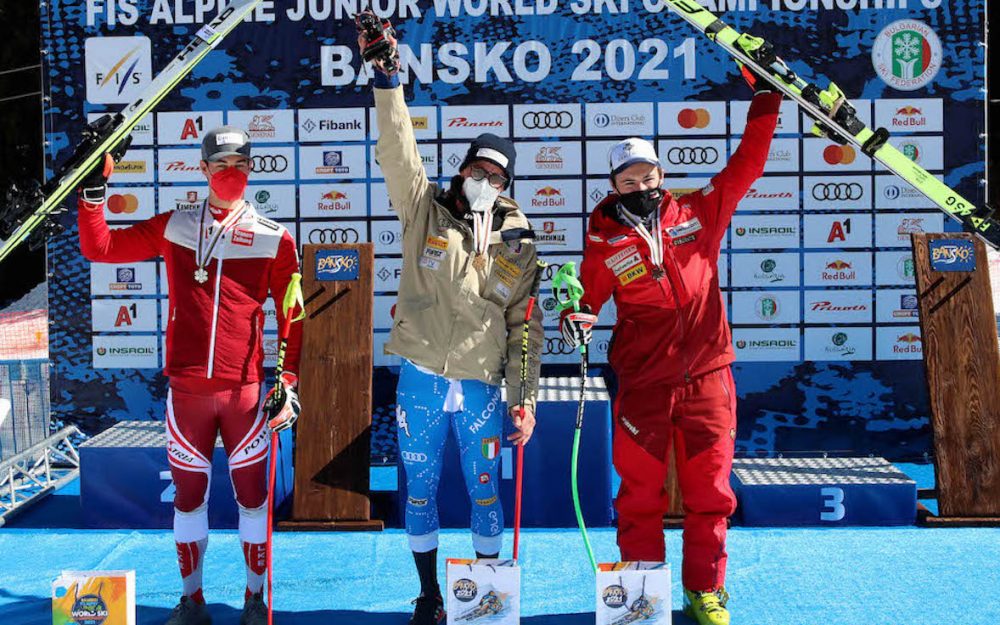 Giovanni Franzoni (Mitte) holt sich im Super-G das WM-Gold bei den Junioren. Silber geht an Lukas Feurstein (links), Bronze sichert sich Gael Zulauf (rechts) – Foto: zvg