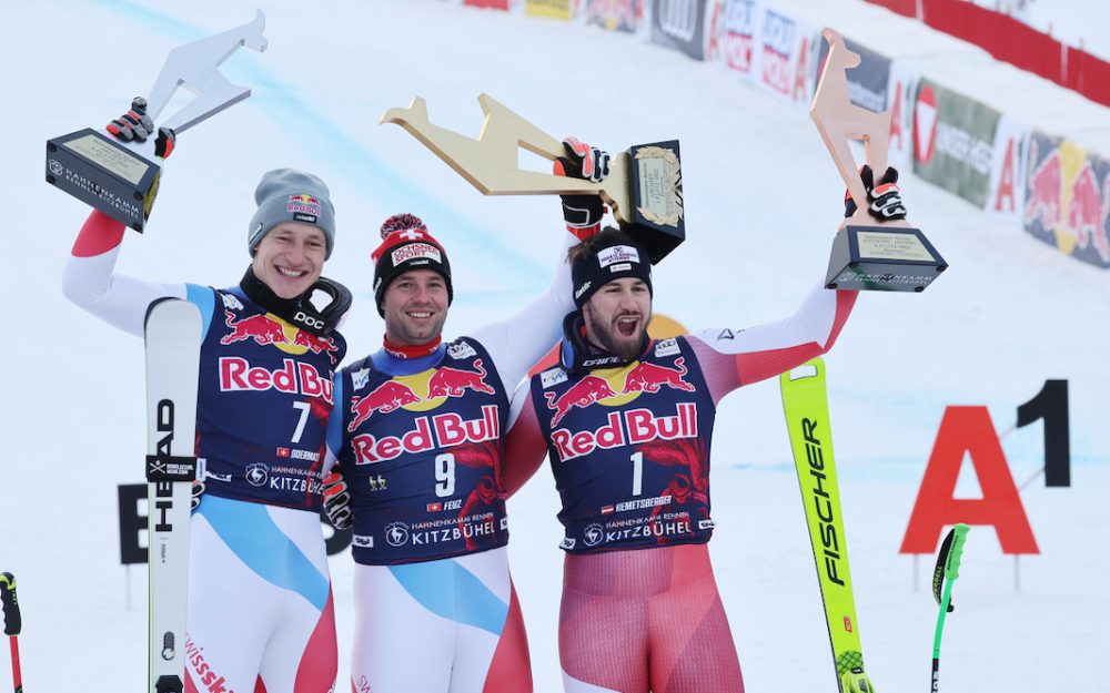 Beat Feuz (Mitte), Marco Odermatt (links) und Daniel Hemetsberger freuen sich über die "tierischen" Trophäen. – Foto: GEPA pictures