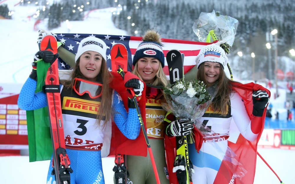 Sofia Goggia (l.) und Corinne Suter (r.) freuen sich mit der neuen Super-G-Weltmeisterin Mikaela Shiffrin.. – Foto: GEPA pictures