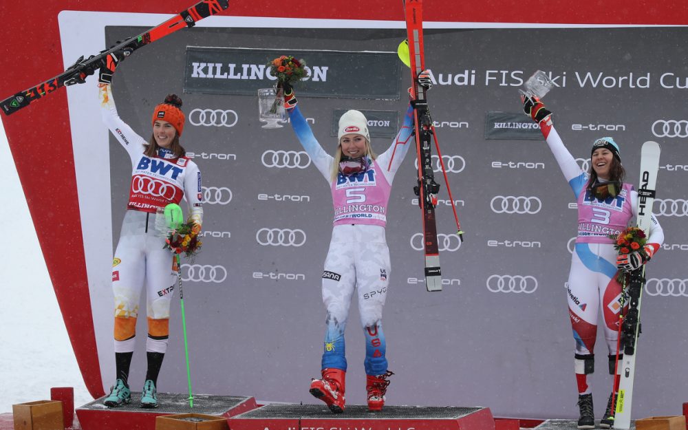 Mikaela Shiffrin (Mitte) gewinnt auch den fünften Weltcup-Slalom von Killington. Auf Platz 2 kommt Petra Vlhova (links), Dritte wird Wendy Holdener. – Foto: GEPA pictures
