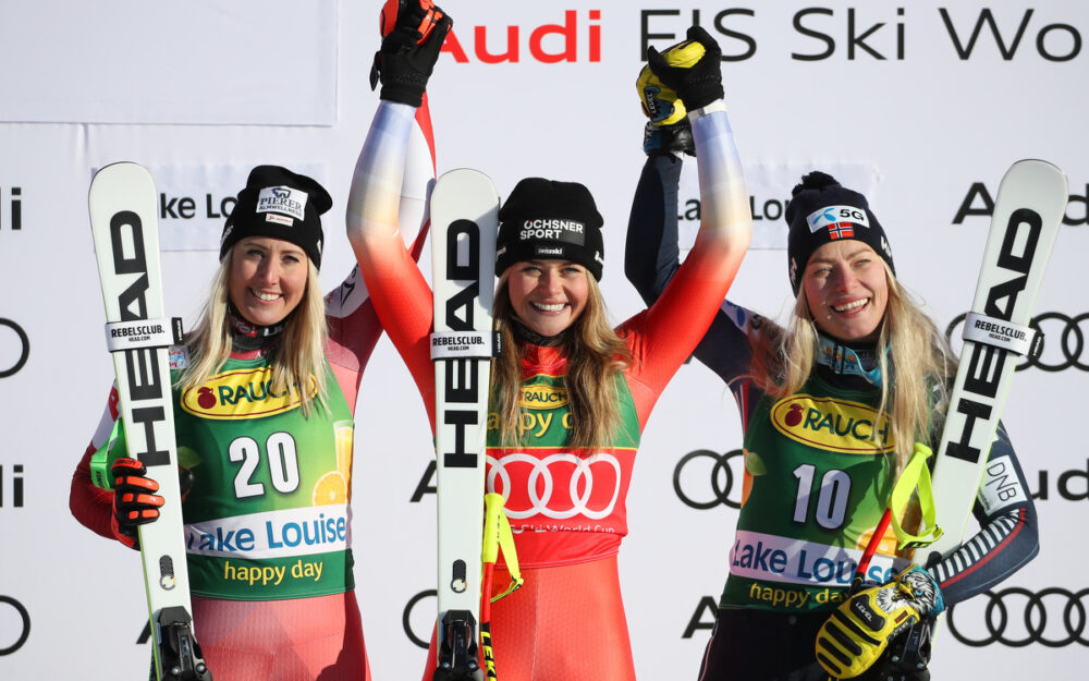 Corinne Suter (Mitte) gewinnt zum ersten Mal ein Weltcup-Rennen in Nordamerika. Cornelia Hütter (links) freut sich über Platz zwei und Ragnhild Mowinckel wird Dritte. – Foto: GEPA pictures