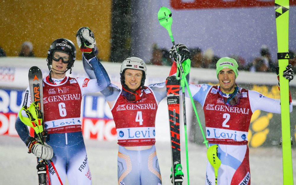 Kristoffersen holt sich den Sieg, Yule auf dem Podest Henrik Kristoffersen (Mitte) gewinnt vor Clement Noel (links) und Daniel Yule. – Foto: GEPA pictures