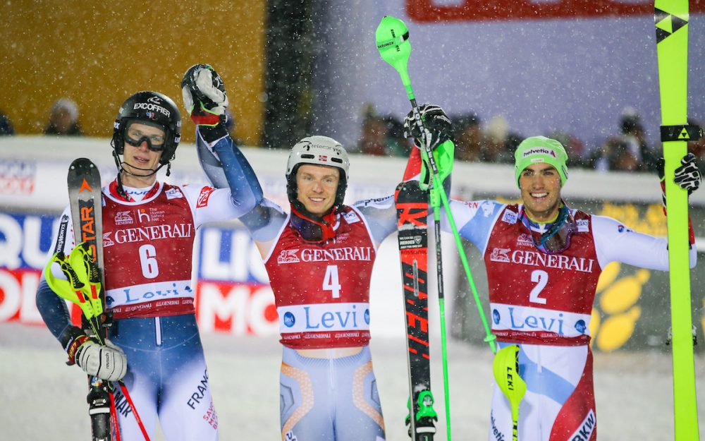 Henrik Kristoffersen (Mitte) gewinnt vor Clement Noel (links) und Daniel Yule. – Foto: GEPA pictures