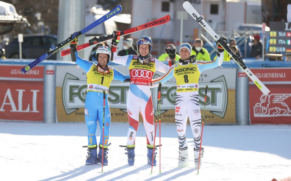 Marco Odermatt feiert seinen achten Weltcup-Sieg mit den beiden Podest-Neulingen Luca de Aliprandini (links) und Alexander Schmid. – Foto: GEPA pictures