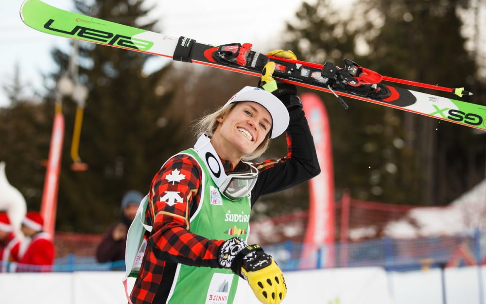 Georgia Simmerling freut sich im Dezember 2017 über den 2. Platz beim Weltcup-Skicross in Innichen. – Foto: GEPA pictures