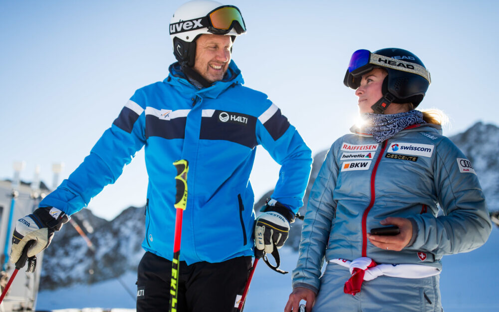 Atle Skaardal, hier als FIS-Renndirektor im Gespräch mit Lara Gut-Behrami, trainiert künftig Norwegens Speed-Fahrerinnen. – Foto: GEPA pictures