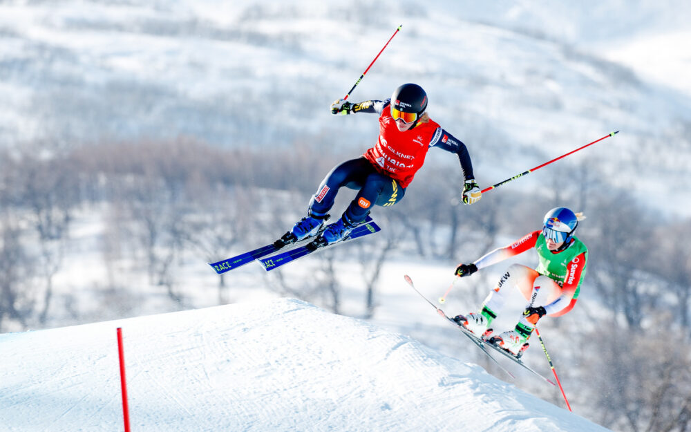19 Weltcup-Rennen sind für die Skicrosserinnen (hier Sandra Näslund vor Fanny Smith) und die Skicrosser 2023/24 geplant. – Foto: GEPA pictures
